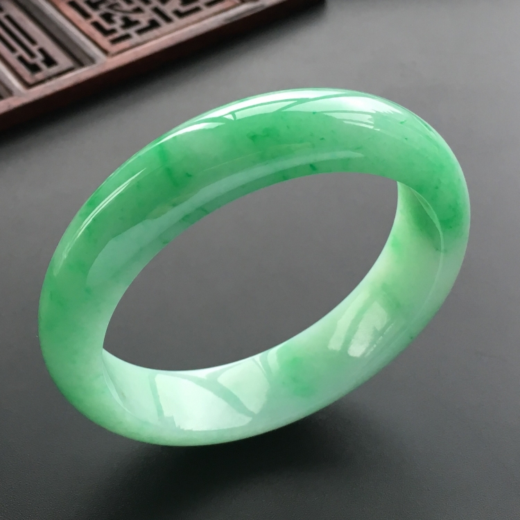 (超值推荐)糯冰种翠色手镯(56.3mm)