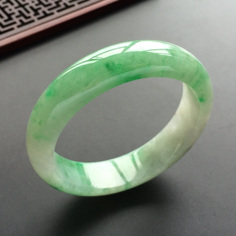 (超值推荐)糯冰种飘翠手镯(53.6mm)