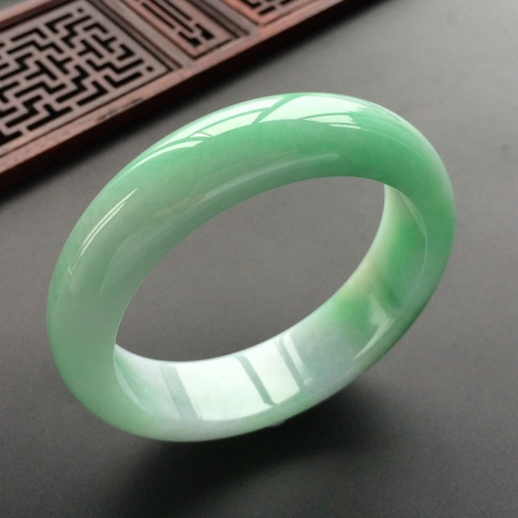 (超值推荐)糯冰种豆绿手镯(56.6mm)