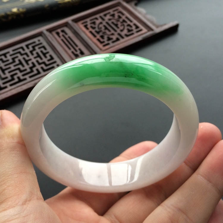 (超值推荐)糯冰种淡春带彩手镯(58.8mm)