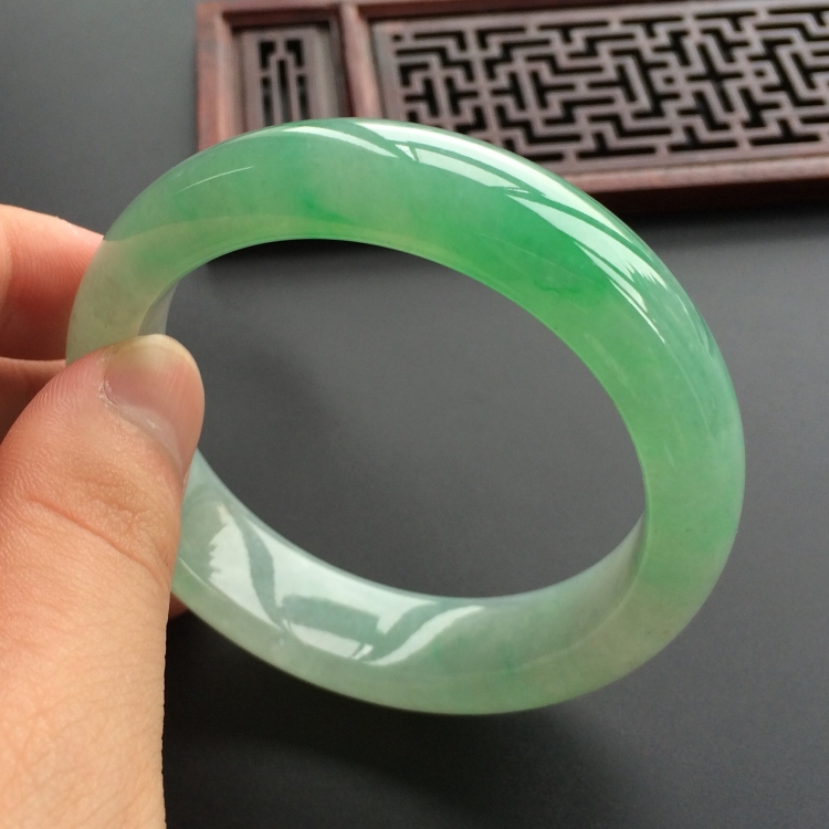 (超值推荐)糯冰种飘翠手镯(55mm)
