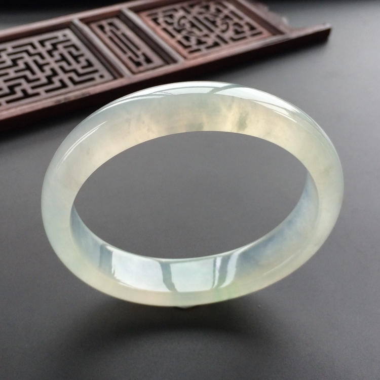 (超值推荐)冰种略飘花贵妃镯(57mm-49.5mm)