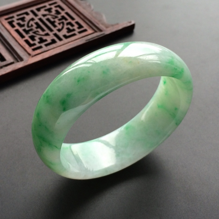 (超值推荐)糯冰种飘翠贵妃镯(55.1mm-49.2mm)