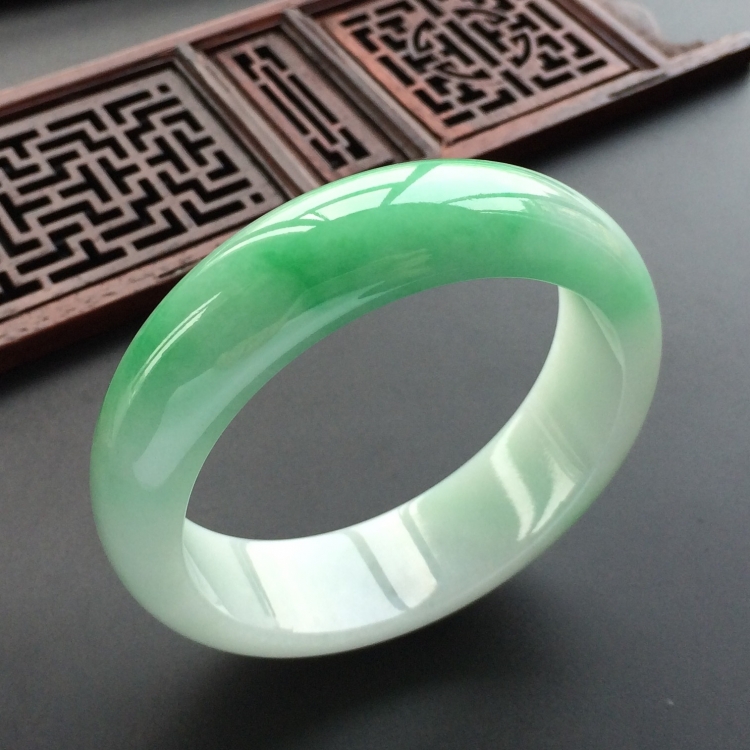 (超值推荐)糯冰种飘翠手镯(56mm)