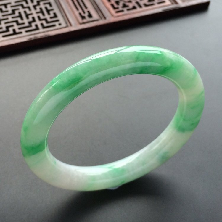 (超值推荐)糯冰种飘翠圆条手镯(55.5mm)
