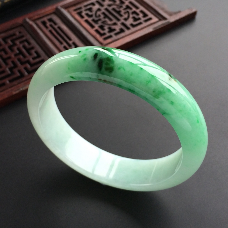 (超值推荐)糯冰种飘翠手镯(56.2mm)