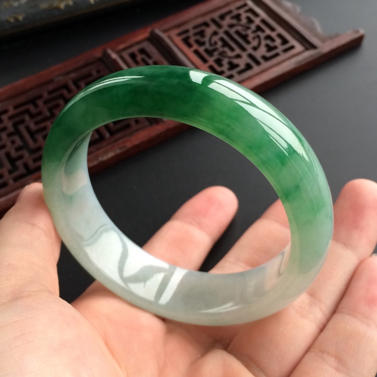 (超值推荐)糯冰种飘绿花手镯(57.5mm)