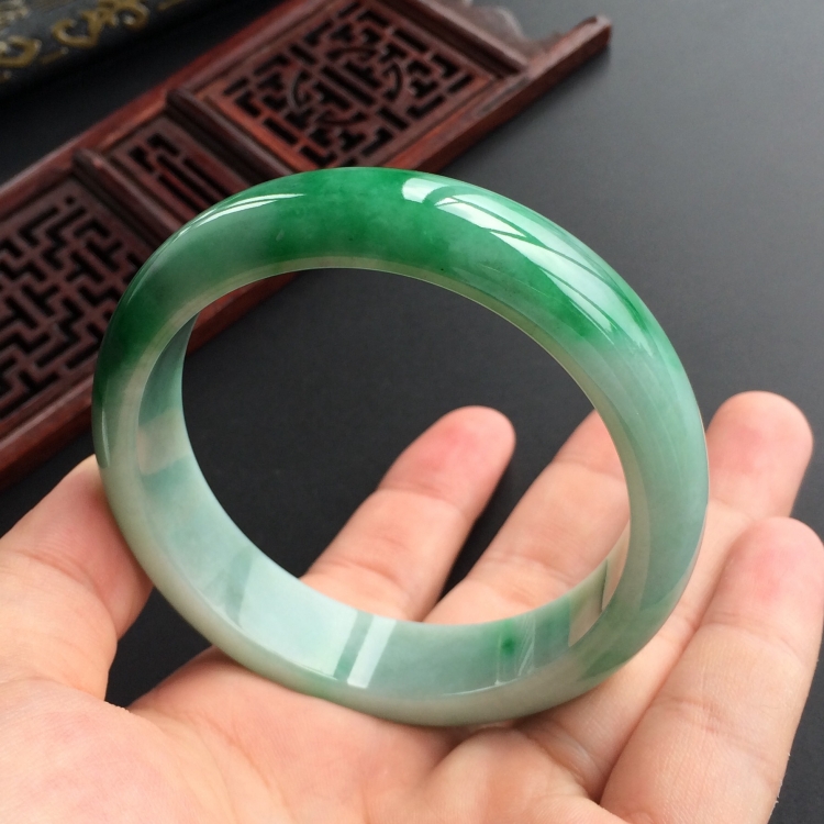(超值推荐)糯冰种飘翠手镯(58.6mm)