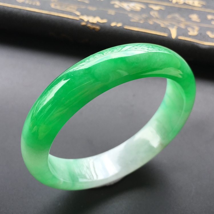 (超值推荐)糯冰种阳绿手镯(57mm)