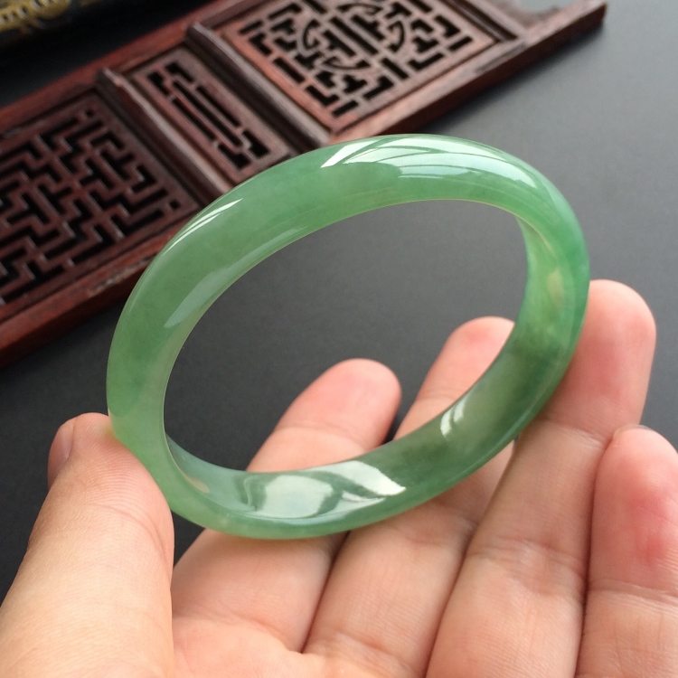 (超值推荐)糯冰种晴水贵妃镯(56mm-47.9mm)