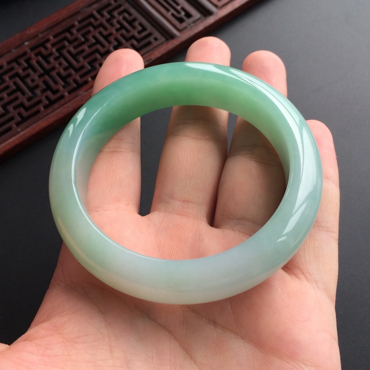 (超值推荐)糯冰种绿晴手镯(57mm)