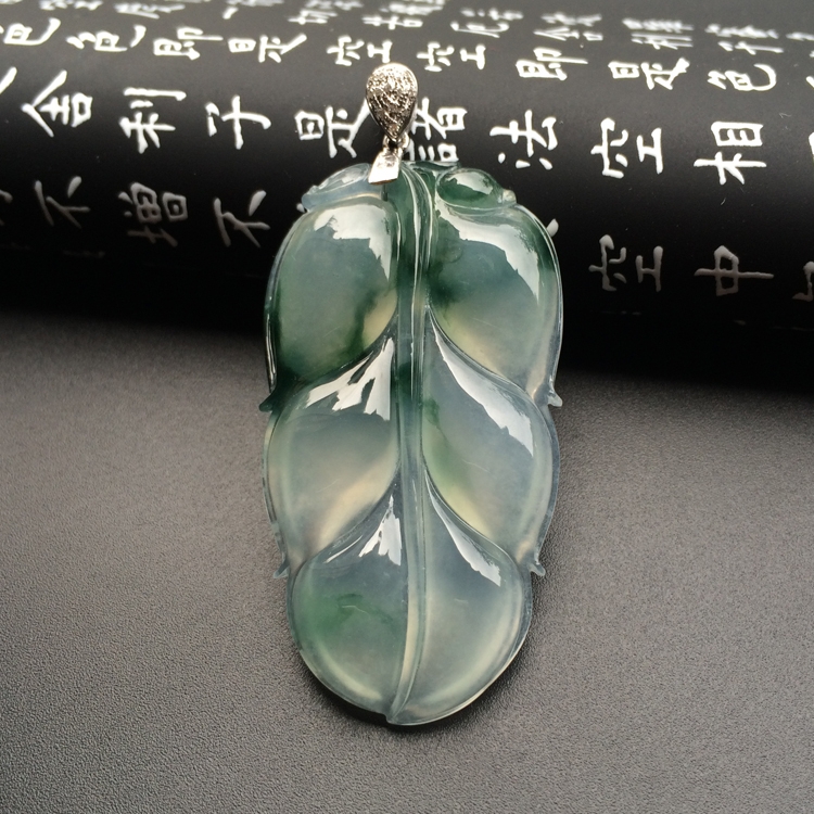 冰种飘花玉叶挂件
