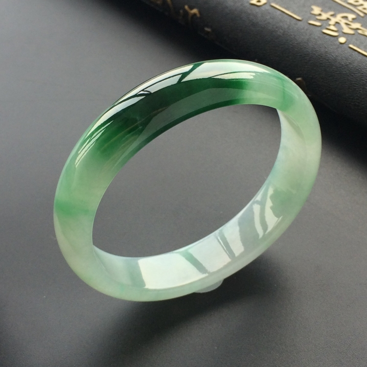 (超值推荐)糯冰种飘绿花贵妃镯(56.2mm-51.5mm)