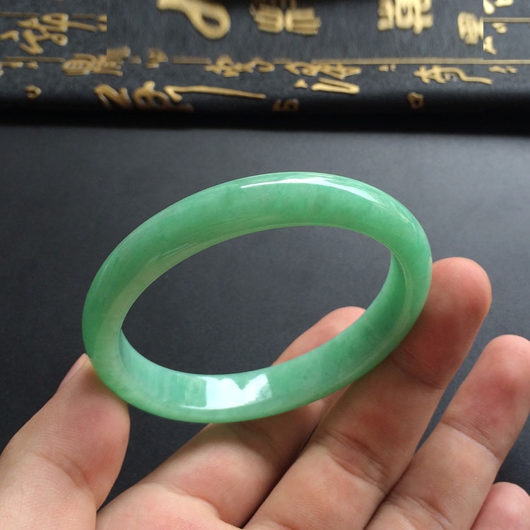 （超值推荐）糯冰种豆绿略飘黄翡贵妃镯（56.1mm-50mm）