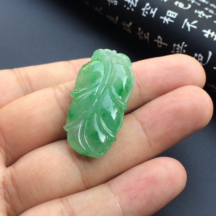 冰种飘翠玉叶挂件
