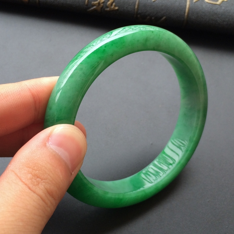 (超值推荐)糯冰种阳绿手镯(57mm)