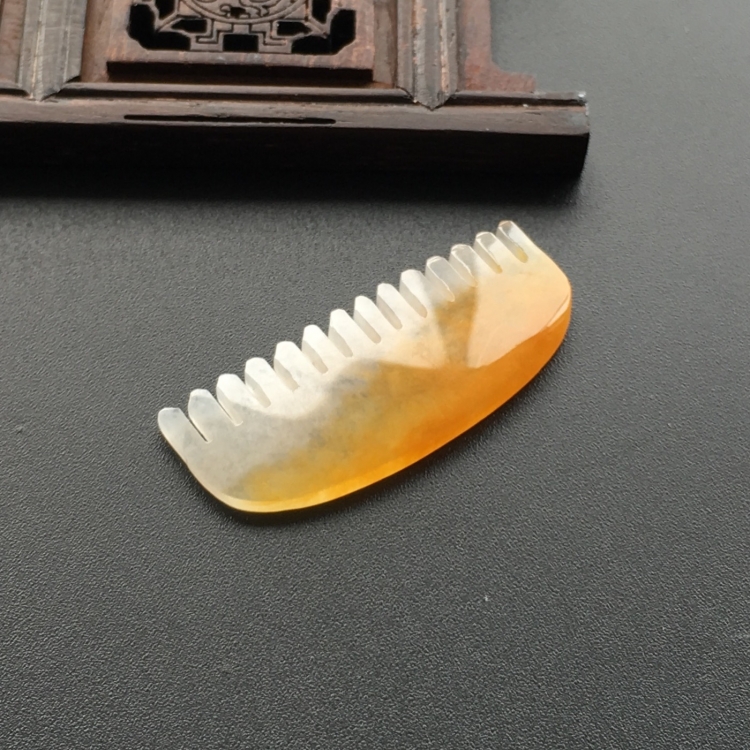 (超值推荐)糯冰种黄翡玉梳挂件