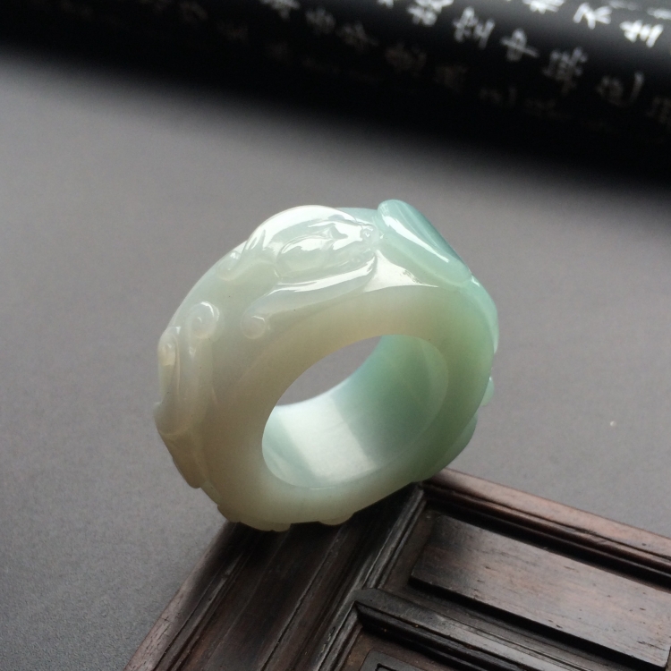 （超值推荐）糯冰种淡晴水福禄寿扳指