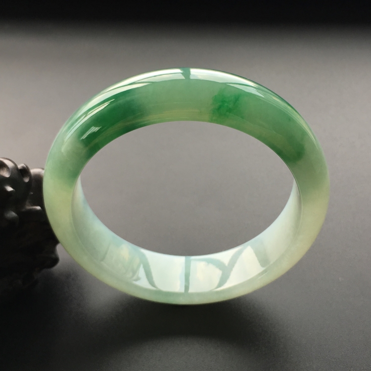 (超值推荐)糯冰种飘翠手镯(57.5mm)