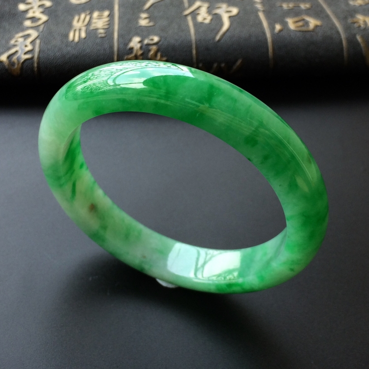 (超值推荐)糯冰种飘阳绿手镯(55.5mm)