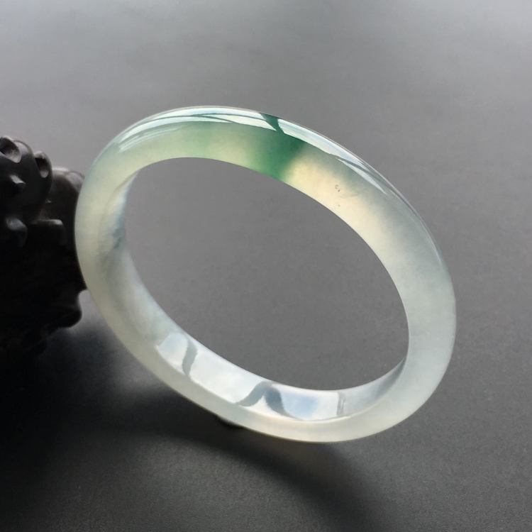 (超值推荐)冰玻种飘绿花贵妃镯(54.3mm-47.6mm)