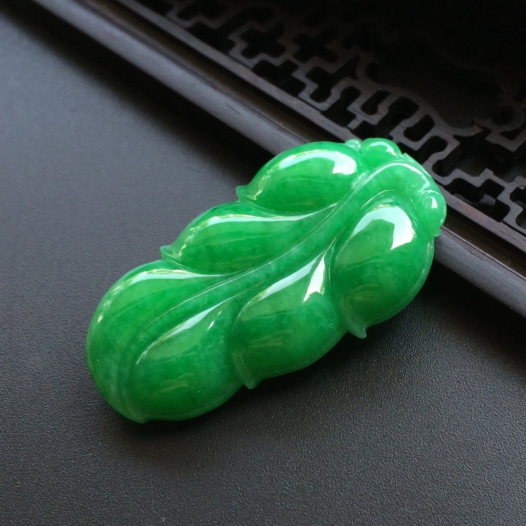 (超值推荐)糯冰种翠色玉叶挂件
