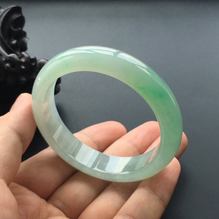 (超值推荐)糯冰种晴水略飘翠手镯(56.5mm)