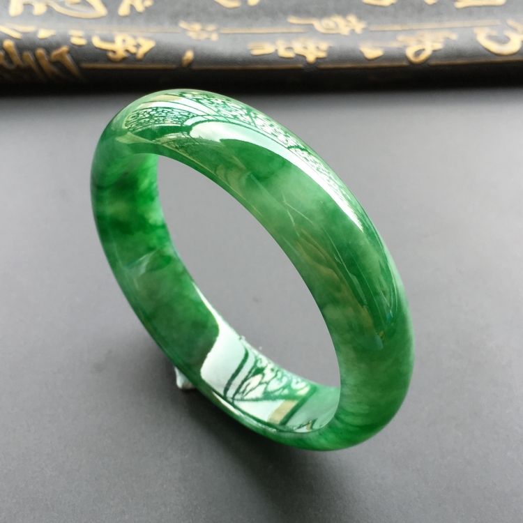(超值推荐)糯冰种阳绿手镯(58.5mm)