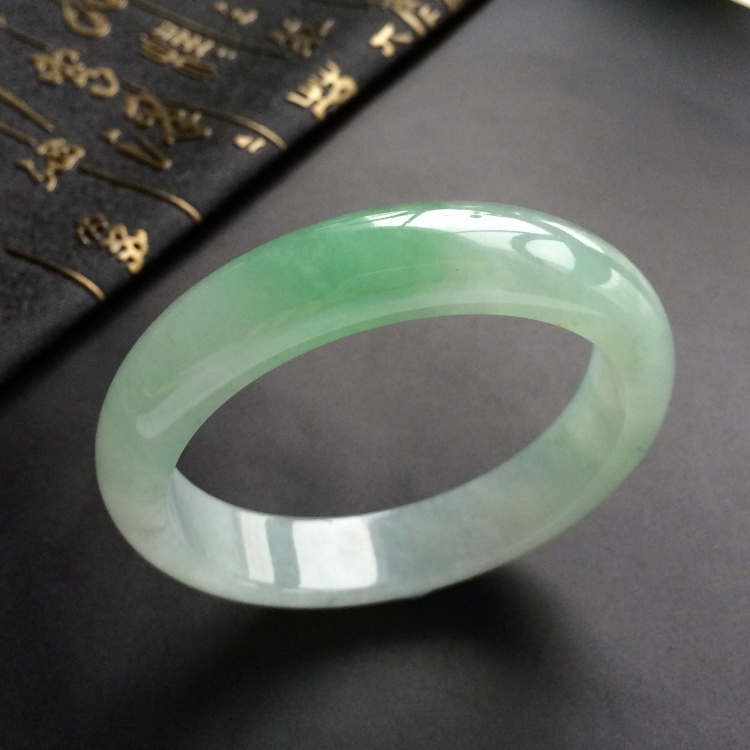 (超值推荐)糯冰种略飘翠手镯(55.8mm))