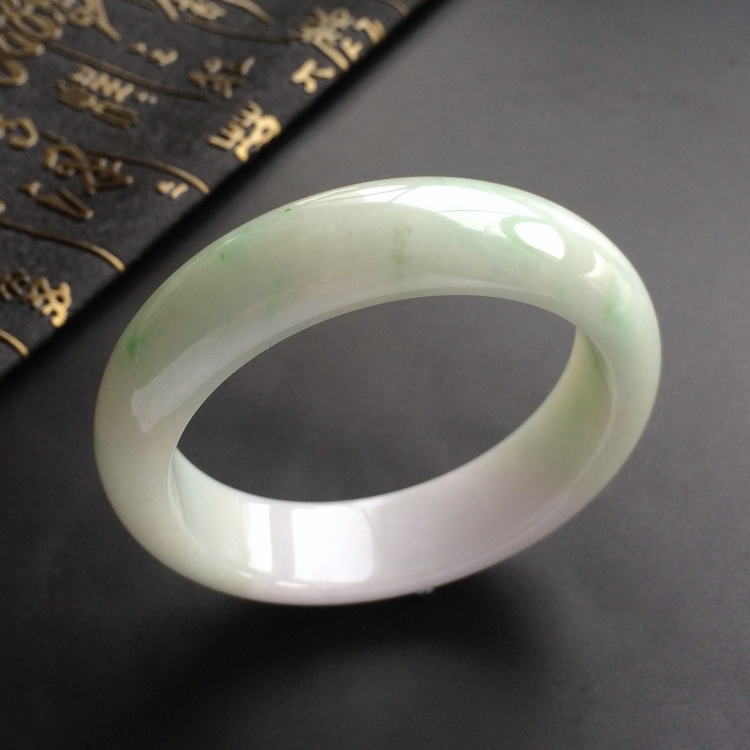 (超值推荐)糯冰种略飘翠手镯(56.8mm)