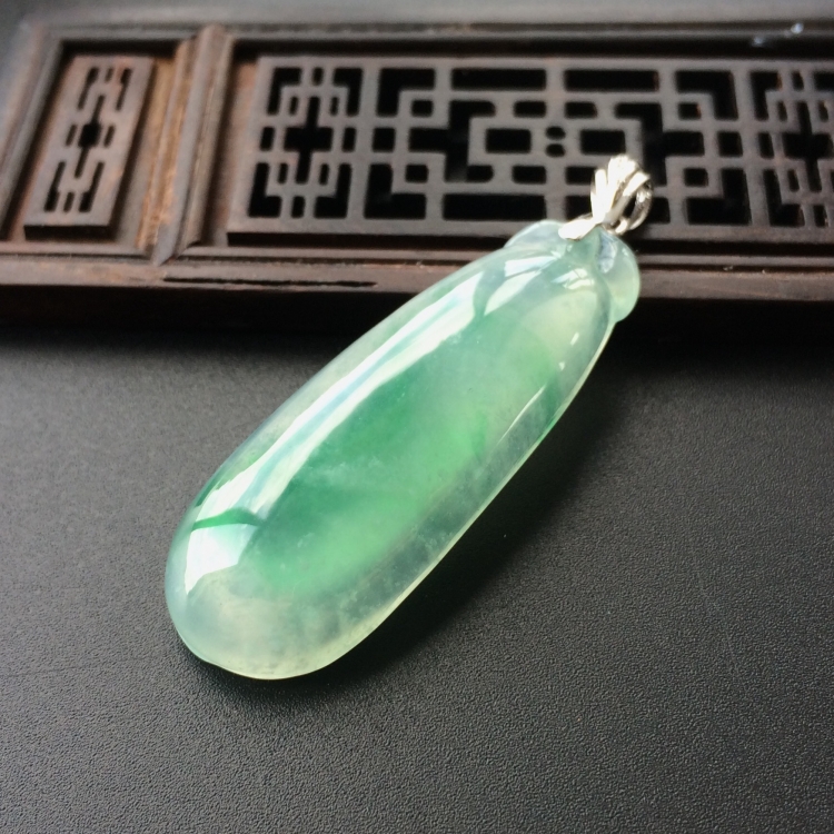 (超值推荐)冰种飘绿花福瓜挂件
