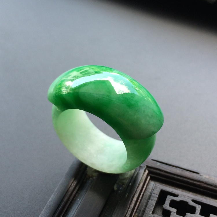 （超值推荐）糯冰种飘翠马鞍扳指