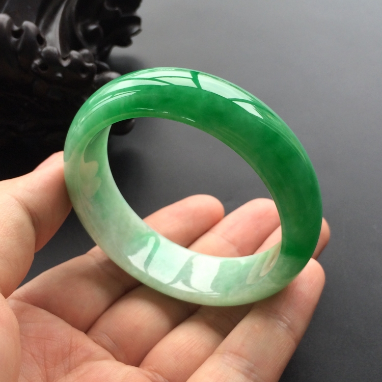 (超值推荐)糯冰种阳绿手镯(56.5mm)