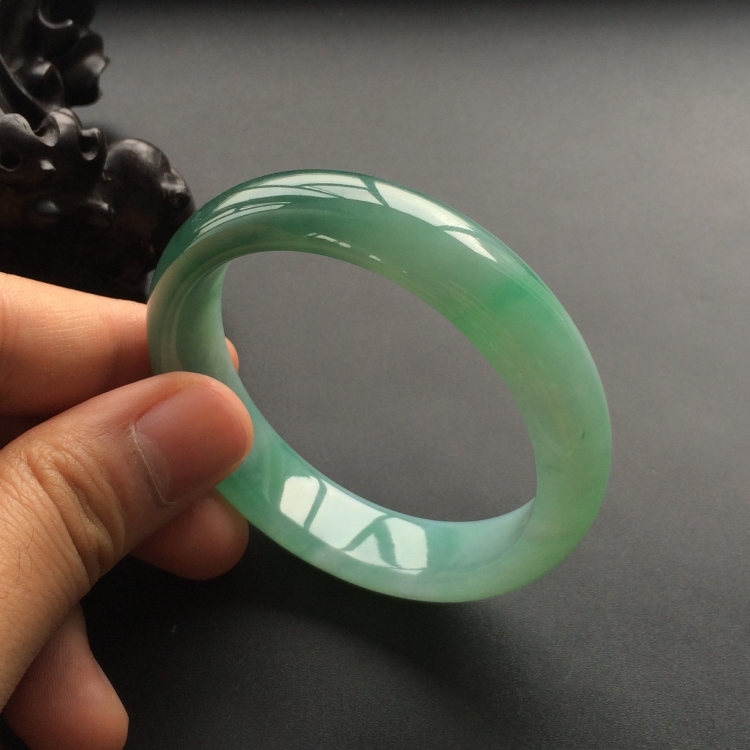 (超值推荐)糯冰种晴水略飘翠手镯(54.1mm)