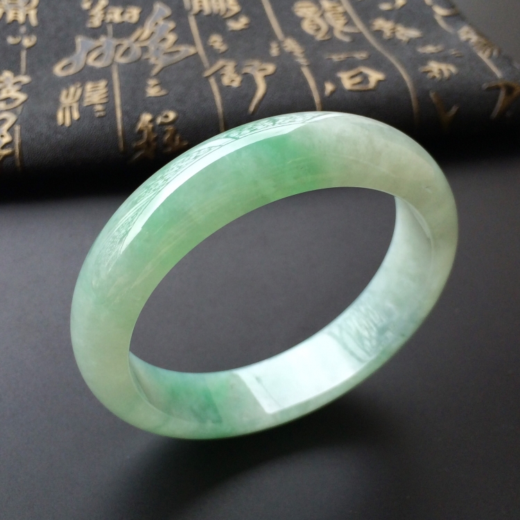 (超值推荐)糯冰种略飘翠手镯(57mm)