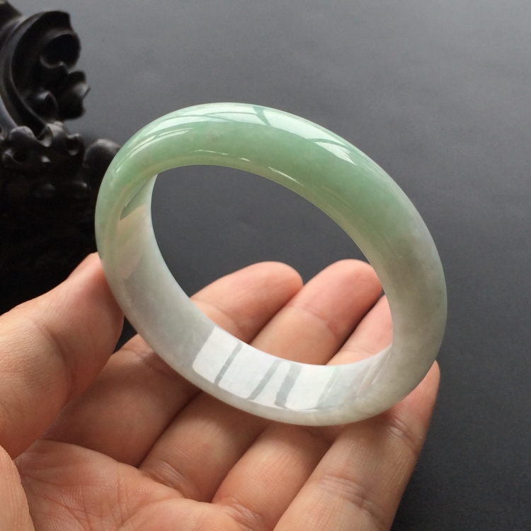 (超值推荐)糯冰种略飘翠手镯(56.8mm)