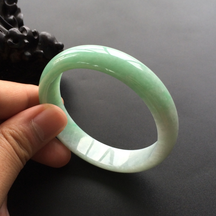 (超值推荐)糯冰种晴水略飘翠手镯(57mm)
