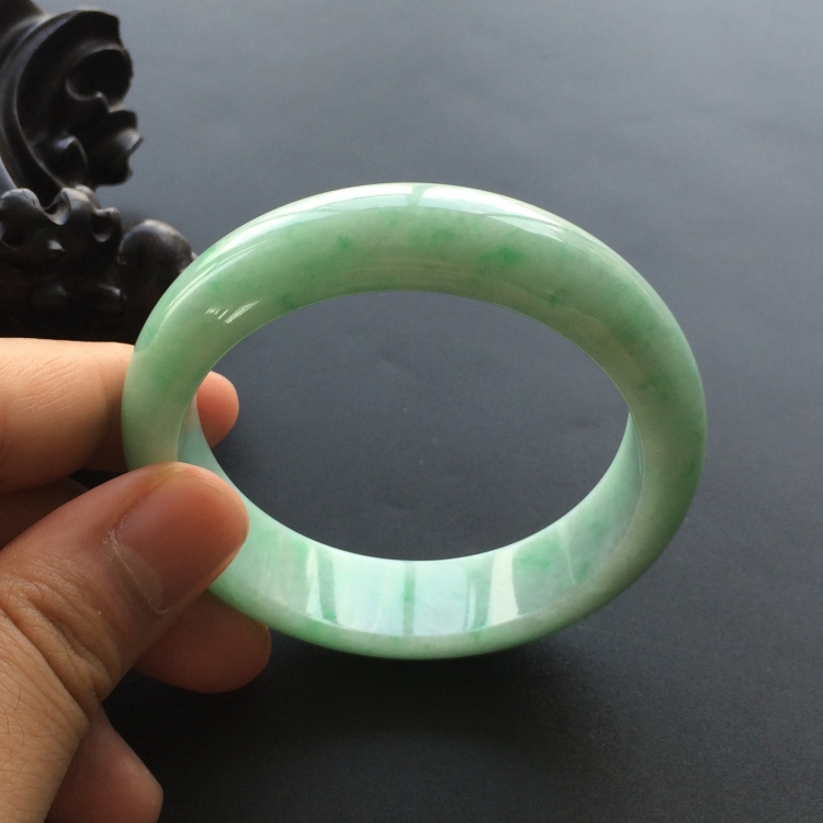 (超值推荐)糯冰种飘翠手镯(58mm)