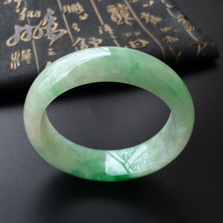 (超值推荐)糯冰种飘阳绿手镯(56.8mm)