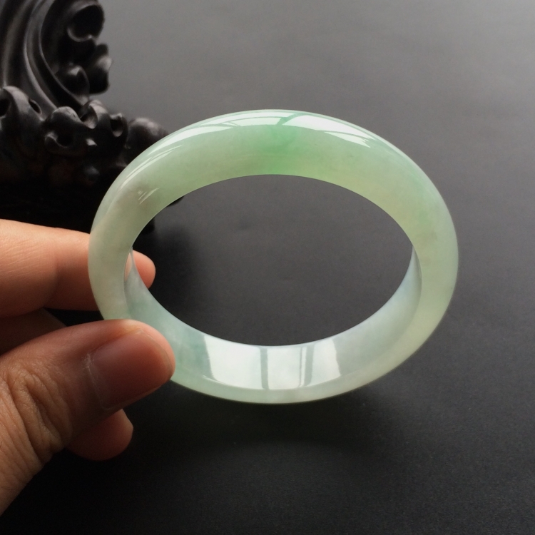 (超值推荐)糯冰种晴水略飘翠手镯(57.5mm)