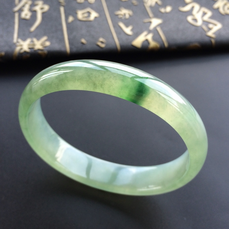 (超值推荐)冰种晴水略飘绿花贵妃镯(54.2mm-47.7mm)