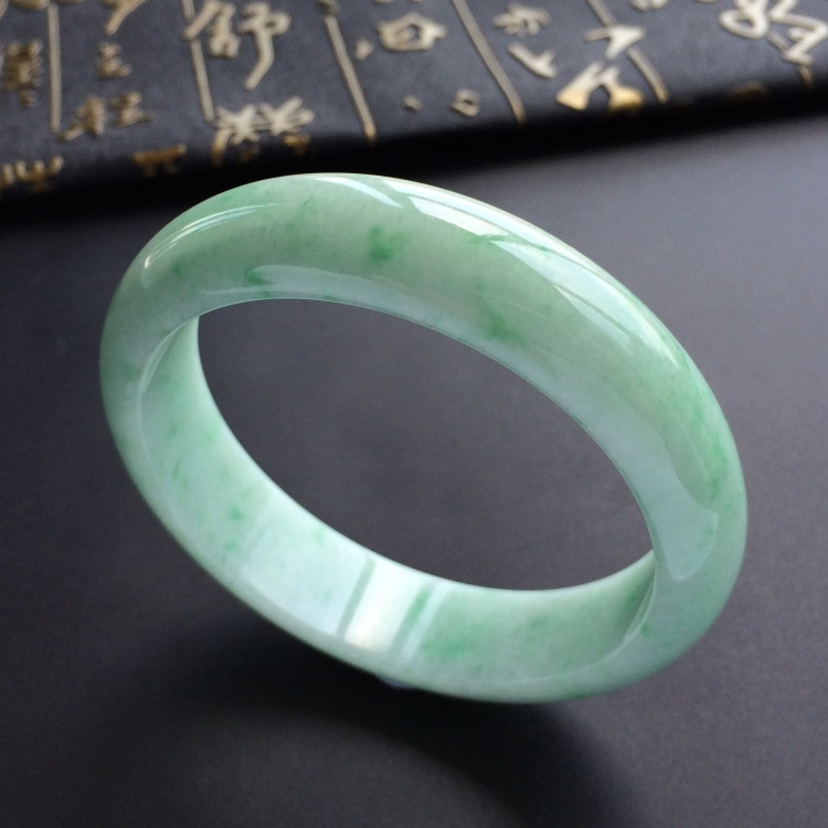 (超值推荐)糯冰种飘翠手镯(55.6mm)