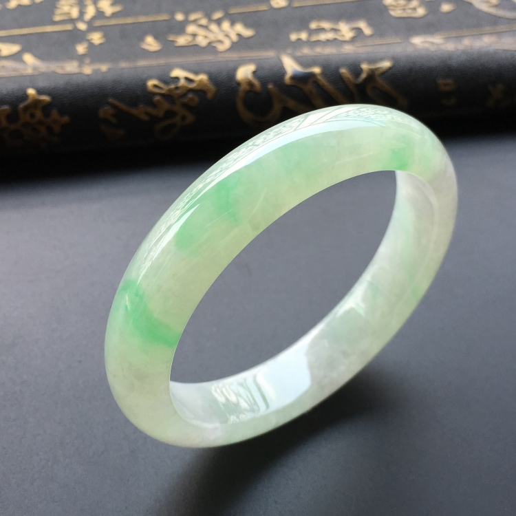 (超值推荐)糯冰种淡春带彩手镯(56.5mm)
