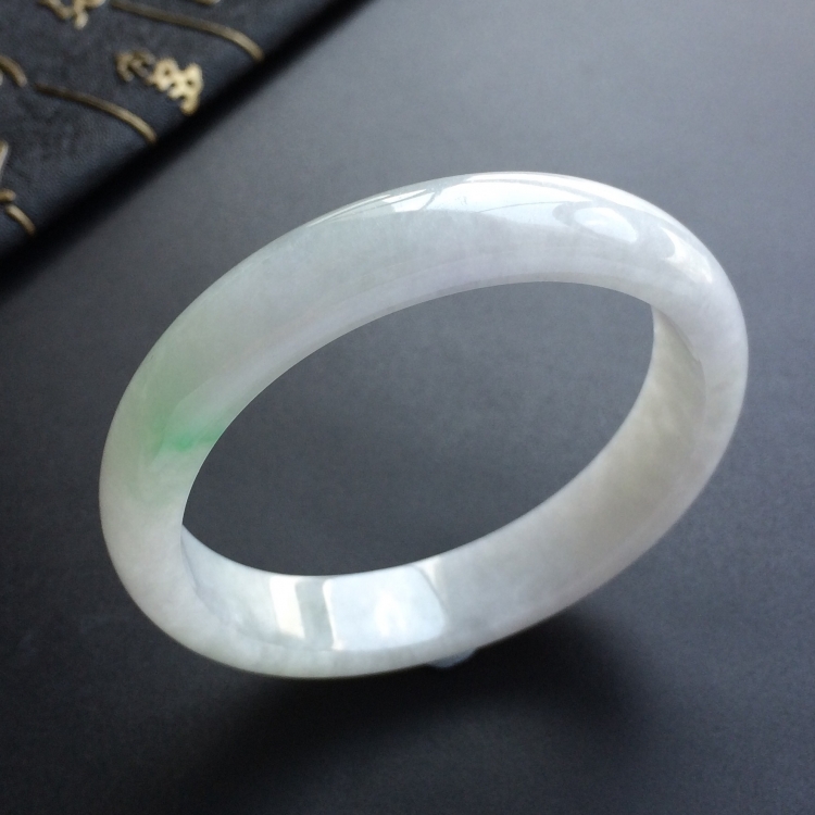 (超值推荐)糯冰种略飘翠贵妃镯(50.3mm-46.4mm)