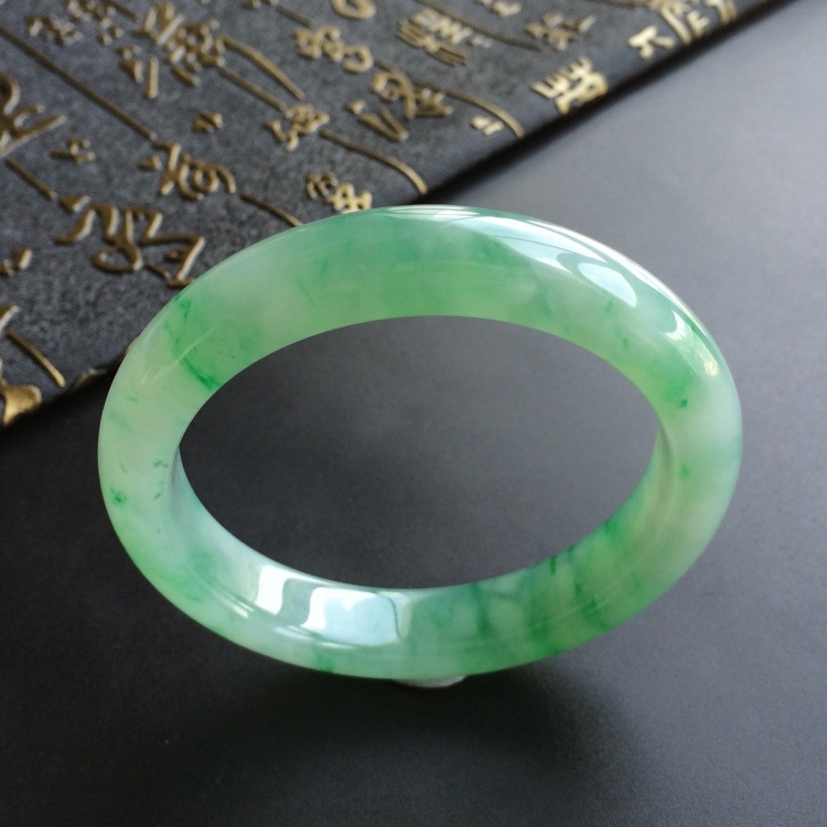 (超值推荐)糯冰种飘翠手镯(55.2mm)