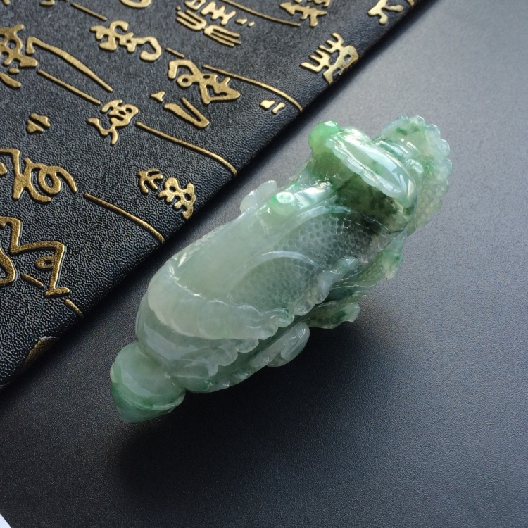 (超值推荐)糯冰种飘花白菜手玩件