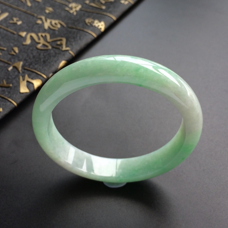 (超值推荐)糯冰种绿晴水略飘翠手镯(55mm)