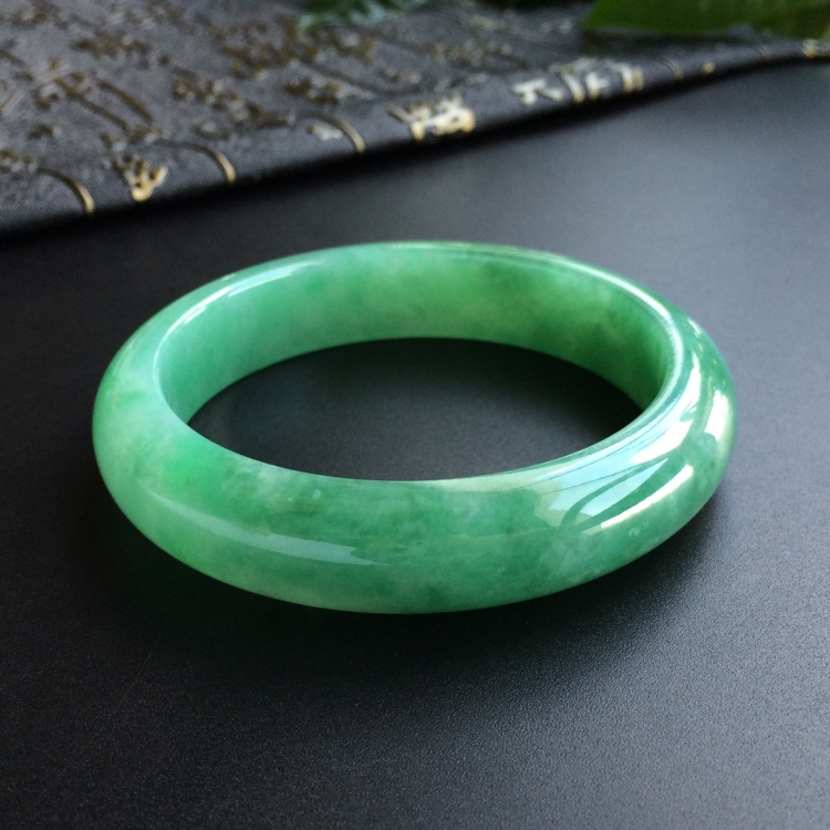 (超值推荐)糯冰种翠色手镯(56.1mm)
