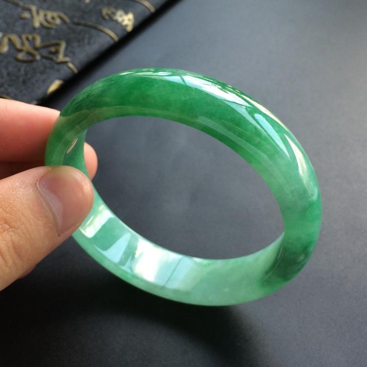 (超值推荐)糯冰种翠色手镯(54.6mm)