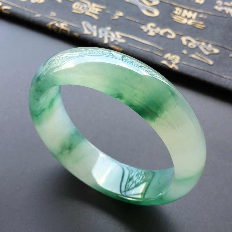 (超值推荐)冰种飘绿花手镯(57.2mm)